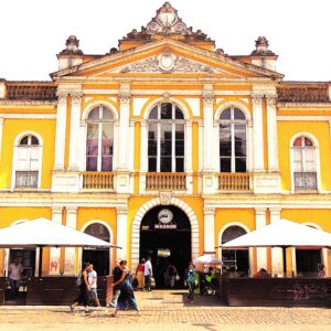 O sagrado mora no mercado
