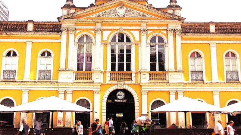 O sagrado mora no mercado